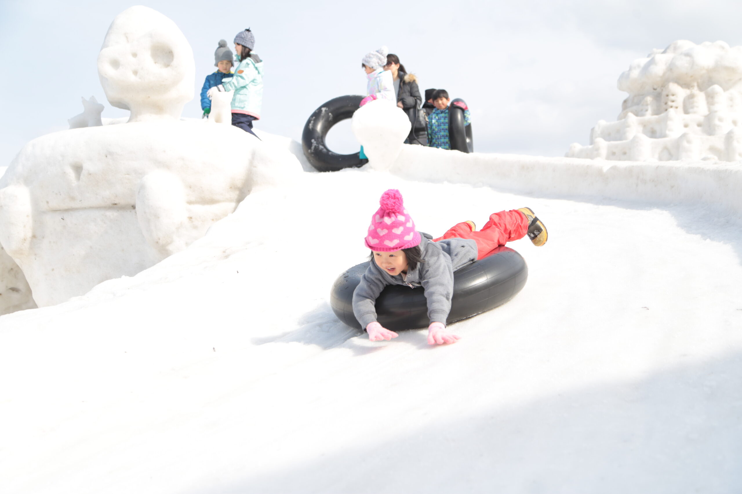 十日町雪まつりの雪像で遊ぶ子どもたち